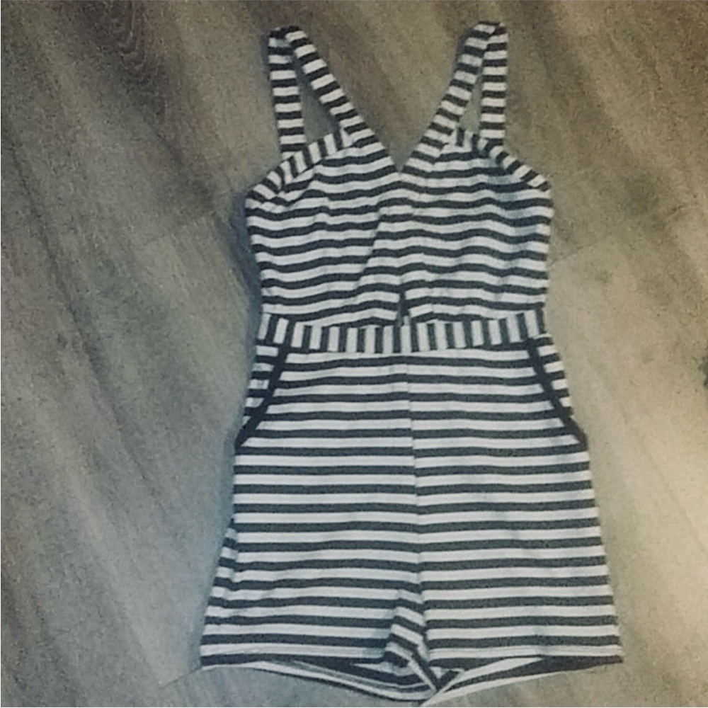 🥰LIKE NEW ZIP UP ROMPER
